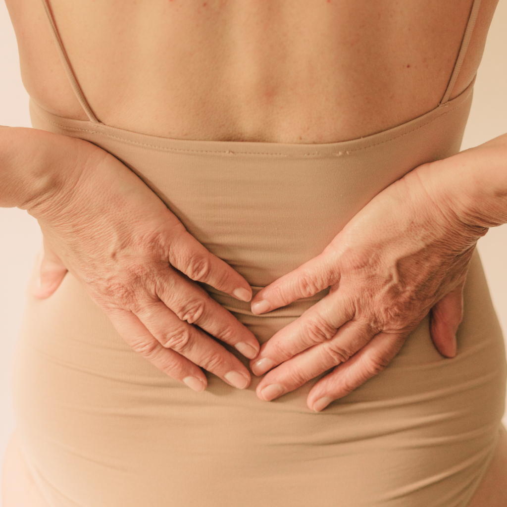 photo a women's back with hands folded